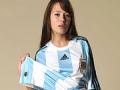 Jovencita nos muestra la nueva camiseta de la seleccion Argentina para el mundial..